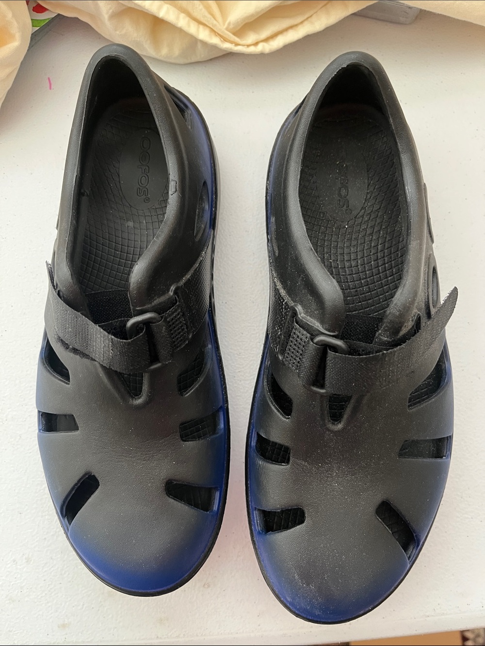 Oofos Black Crocs-Style Slip-On Sandals